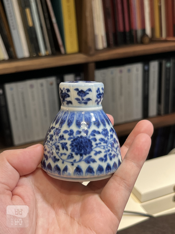 清雍正 仿宣窑青花缠枝莲纹花插 - 图6